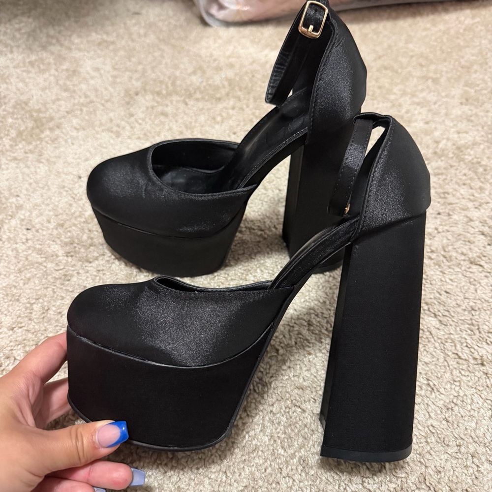Cuccoo Black Platform Heels US 6.5/ EUR37